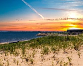 Sunny Beachfront Condo + Parking! Provincetown West End - Provincetown - Beach
