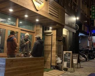 Backstage Party Hostel & Bar - Osaka - Vista del exterior