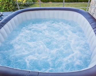 Les chevrefeuilles Appartement en residence - Brive-la-Gaillarde - Pileta