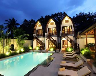 Mojo Resort - North Kuta - Piscina