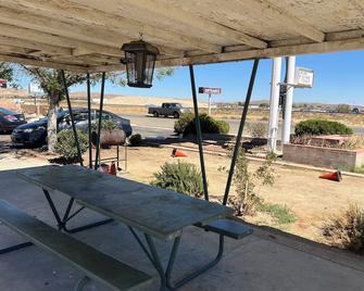 Carl's Motel - Rosamond - Patio