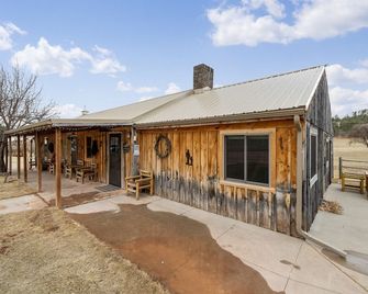 Ghost Canyon Getaway 2b2bth - Hermosa - Building