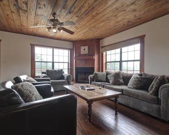 Beautiful 5 Acre Hill Country Retreat with Pool, Hot Tub and Outdoor Kitchen!!! - Buda - Вітальня