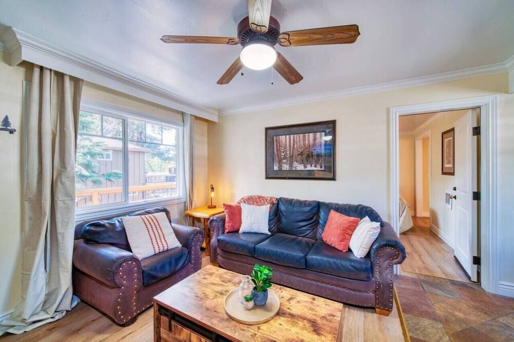 Rare unit layout making it easy to share Tahoe with friends & family! - Lago Tahoe - Soggiorno