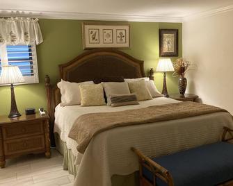 ON beach top two floors two kings one queen two sleeper sofa south seas resort - Captiva - Bedroom