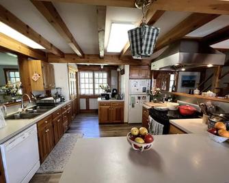 Private Waterfront Farmhouse on 24 Acres with Private Shore Access - Pemaquid - Cocina