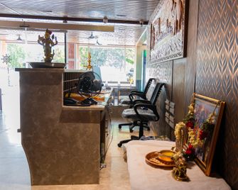 Guru Chitra - Tiruchchendur - Front desk