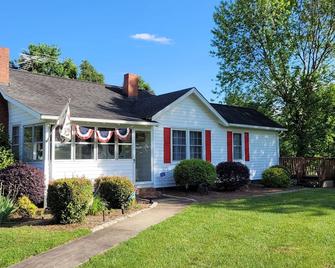 Moo Manor, 10 Mins from downtown Mayberry - Mount Airy - Будівля