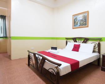 RedDoorz Praferosa Resort Hotel Calamba - Calamba - Bedroom