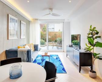 'The Fern' Split-level Oasis with Lush Courtyard - Sydney - Dining room