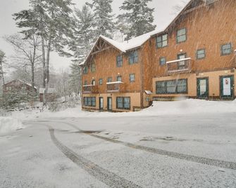 Ski-in/ski-out Condo at Pleasant Mountain! - Bridgton - Building