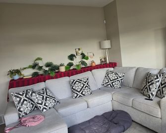 Gamma A beautiful master bedroom with bathroom in a town house. - Fort McMurray - Living room