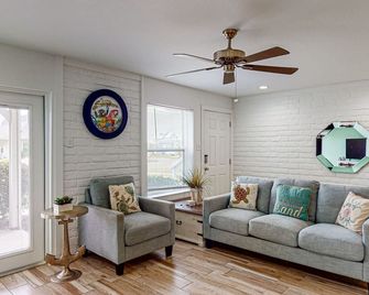 First Floor Condo, Shared Pool and Grill, Boardwalk - Port Aransas - Living room