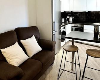 Delightful City Centre Studio Clarendon Apartment - Grand Central House - Gibraltar - غرفة معيشة
