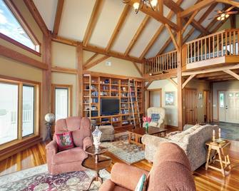 Lake View Champlain Home with Hot Tub and Sauna! - Saint Albans - Living room