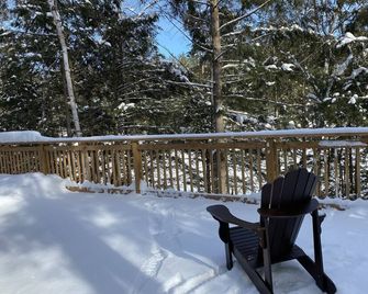 Muskoka Waterfront on Little Long Lake, a mere 2 hour drive from the city. - Huntsville - Balcony