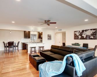 Relaxing getaway with pool, outdoor bar, putting green and pool table - Citrus Heights - Sala de estar