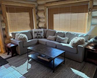 Luxurious 2 Bedroom apt in Cooke City. Upper unit. Fabulous views. - Cooke City - Living room