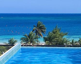 Modern 1 bedroom suite by beach Great location! - Puerto Morelos - Pool