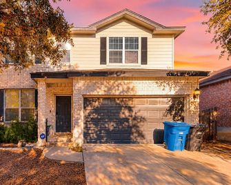 Charming family friendly home, enclosed backyard & 20 miles from San Antonio - Helotes - Edificio