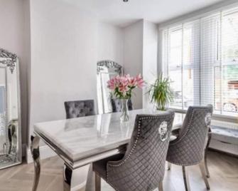 Wembley Luxury Residence- Opulence House - Londres - Comedor