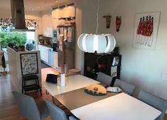 Spacious Home in leafy Stockholm suburb - 10 mins train to Central Stockholm! - Sollentuna - Dining room