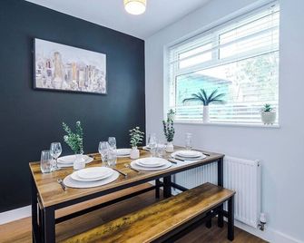 3 Bdr House by Eason Stays Short Wythenshawe - Rostherne - Spisestue