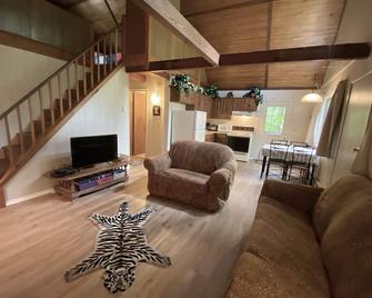 Cozy Cottage In The Woods (Wle Community) - Lake Ariel - Living room