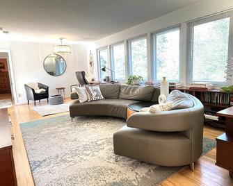 1BR + Office House in Los Alamos downtown. 9 min to LANL - Los Alamos - Wohnzimmer