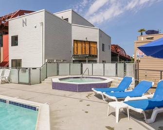 Exceptional Old Town 1BR, near Dining, Bars & Tech Hubs, by Blueground - Portland - Pool