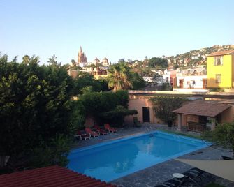 هوتل بوسادا لا ألديا - سان ميغيل دي الليندي - حوض السباحة