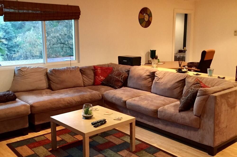 Beautiful Remodeled Lakeport Fish/Boat Dock, Hot Tub, Deck, Bbq & Firepit!! - Lakeport - Huiskamer