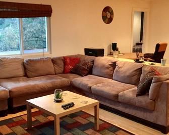Beautiful Remodeled Lakeport Fish/Boat Dock, Hot Tub, Deck, Bbq & Firepit!! - Lakeport - Huiskamer