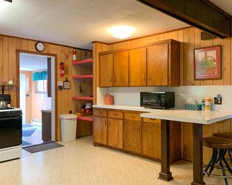 Grand View Cabin - Cozy Cabin on a pond with Lake Superior access and frontage - Grand Marais - Kitchen