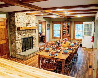 Fantastic 4-Season Cabin at Baxter Lake - Sleeps 8 - Dog Friendly - Farmington - Dining room