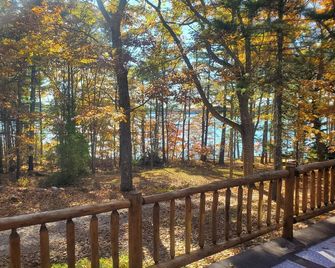 Cozy Log Cabin: Woods on the Water - Bath - Balcony