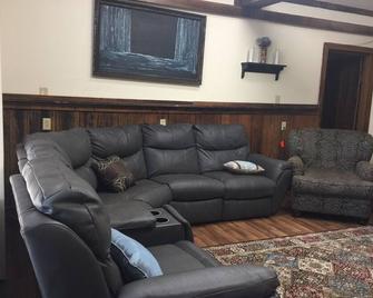 Lake House near Green River Lake and minutes from several marinas. - Columbia - Living room