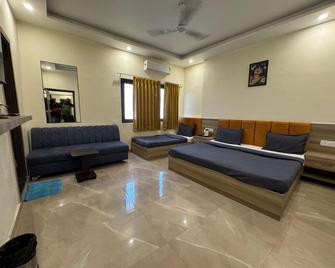 Hotel Shiv Inn By T And M Hotels - Haridwar - Slaapkamer