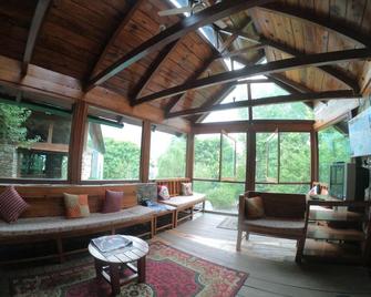 Aamod Monolith Resort Bhimtal - Nainital - Living room