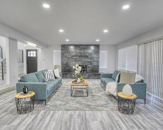 Luxury Lake Home For Larger Private Grou - Lake Isabella - Living room