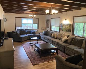 Giant Mountain Lodge. Private Pool. New deck. NOW accepting 2026 reservations. - Preston - Living room