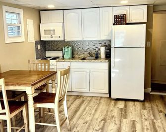 Just Renovated Charming 2 Bedroom Cottage - Beach Haven - Kuchnia