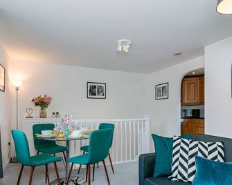 Three Bedroom Apartment By Vesta Serviced Accommodation & Short Lets Hatfield With Free Parking - แฮทฟิลด์ - ห้องอาหาร