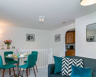 Three Bedroom Apartment by Vesta Service - แฮทฟิลด์ - ห้องอาหาร