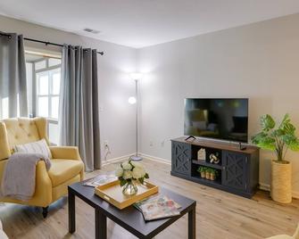 Toledo Vacation Rental about 8 Mi to Downtown! - Toledo - Living room