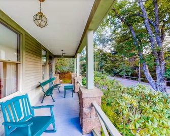 3BR- Walk or Bike to Acadia! [Carpenters Quarters] - Seal Harbor - Balcony