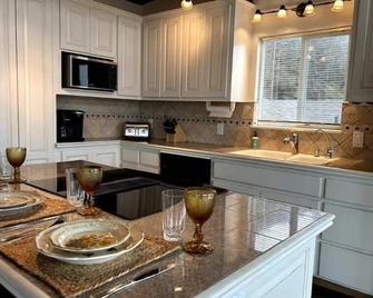 Entire Lake Front home on Beautiful Clearlake with Private Dock! See Pics! - Lower Lake - Kitchen