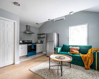 Unwind in a Modern Suite near Marietta Square - Marietta - Sala de estar
