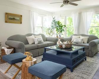 French Riviera-Style Country Waterfront Cottage - Sparta - Living room