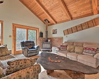 Remote Cabin w/ Fire Pit: 3 Miles to Stowe Mtn! - Stowe - Living room